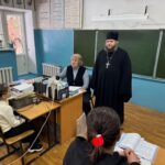 Настоятель Никольского храма провел беседу с учениками Пушкарской школы