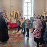 Пасхальный благовест и пасхальное яйцо: как иерей Алексей Шаров встретил школьников в Архангельском храме